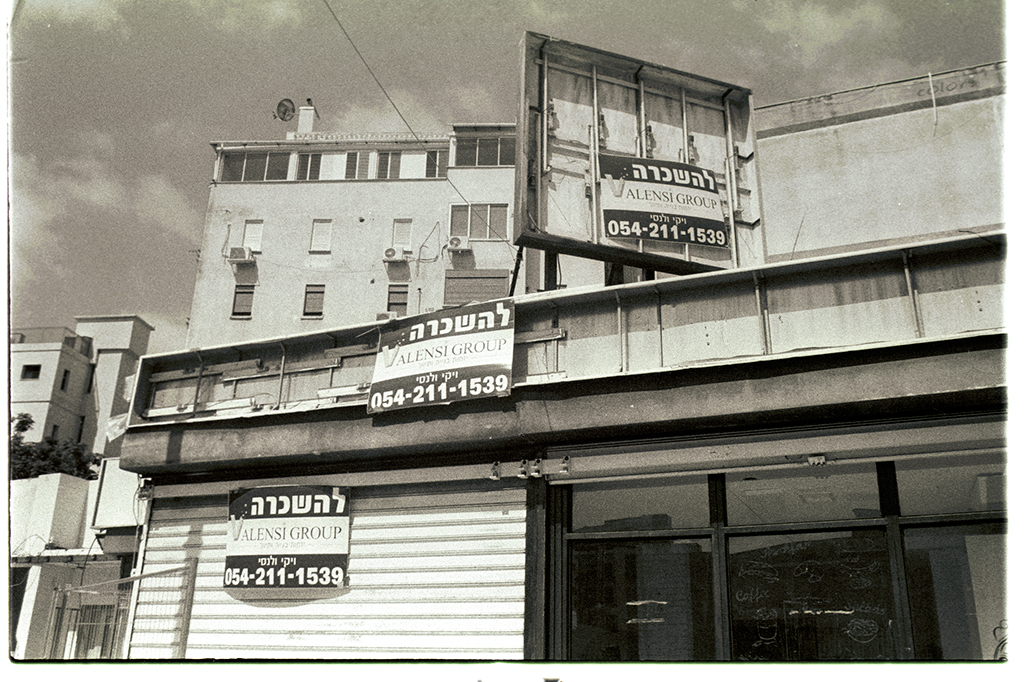 Silver halide - LOMO LC-A , Ilford HP5  @ ISO400 DEV:R09 1:100