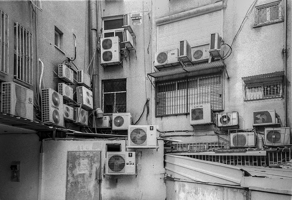 Silver halide - LOMO LC-A , Ilford HP5  @ ISO400 DEV:R09 1:100