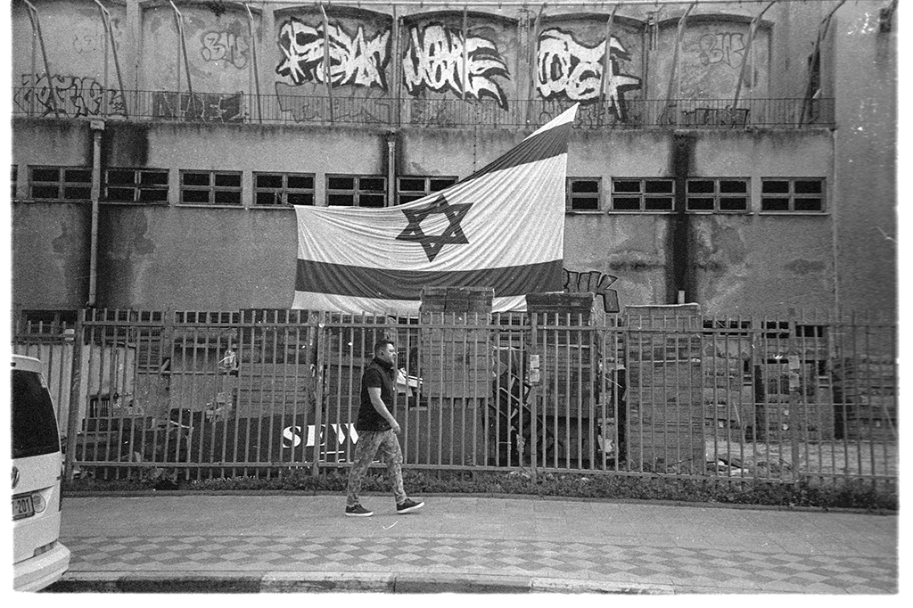 Silver halide - LOMO LC-A , Ilford HP5  @ ISO400 DEV:R09 1:100